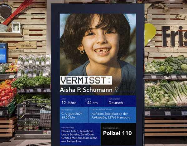 Digitale Werbefläche in einem EDEKA-Markt zeigt eine Vermisstenanzeige mit Informationen zu einem Kind.